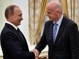 Gianni Infantino (vpravo) si podáva ruku s Vladimirom Putinom.