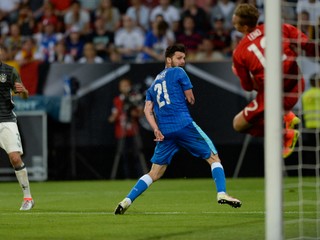 Michal Ďuriš (v strede) strieľa druhý gól Slovákov do siete Nemecka.