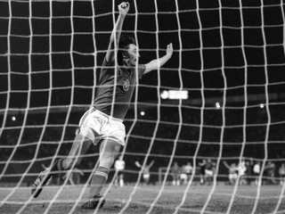 Antonín Panenka oslavuje premenenú penaltu na ME vo futbale 1976.