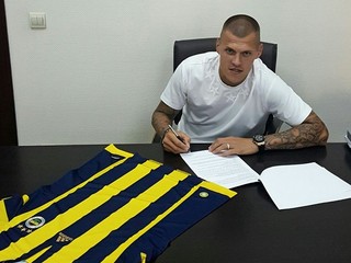 Martin Škrtel pri podpisovaní zmluvy s tureckým klubom. Vo Fenerbahce bude mať nového trénera.