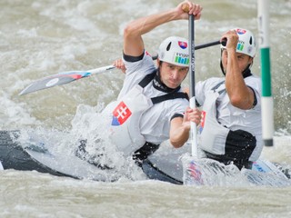 Reprezentanti Slovenska vo vodnom slalome v kategórii C2 Ladislav (vpredu) a Peter Škantárovci.