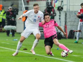 Milan Škriniar (vľavo) ukázal svoju univerzálnosť aj v poslednom kvalifikačnom zápase so Škótskom.