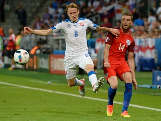 Ondrej Duda (vľavo) nastúpil v štrnástich zápasoch za seniorskú reprezentáciu Slovenska.