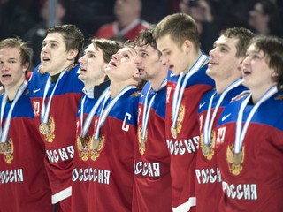 Hokejisti Ruska spievajú hymnu po víťaznom stretnutí.