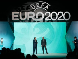 Na snímke vľavo ruský vicepremiér zodpovedný za šport, turizmus a mládežnícku politiku a prezident Ruského fotbalového svazu Vitalij Mutko a vpravo prezident Európskej futbalovej únie (UEFA) Aleksander Čeferin počas krstu loga futbalových ME 2020 v Petrohrade.