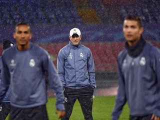 Zinedine Zidane sleduje svojich zverencov na predzápasovom tréningu.