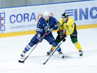 Káder slovenského hokejového vicemajstra HK Nitra nečakane opúšťa útočník Radoslav Macík (Vľavo).
