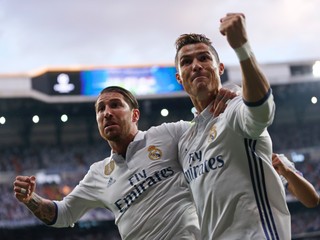 Cristiano Ronaldo (vpravo) oslavuje jeden zo svojich gólov do siete Atlética Madrid so svojím spoluhráčom Sergiom Ramosom.