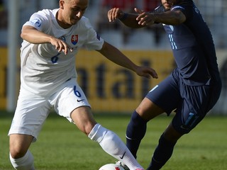 Stanislav Lobotka (vľavo) predvádza na šampionáte skvelé výkony.