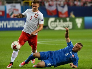 Na snímke vpravo Stanislav Lobotka (SVK) a vľavo Karol Linetty (Poľsko) v zápase Poľsko - Slovensko na ME vo futbale do 21 rokov.