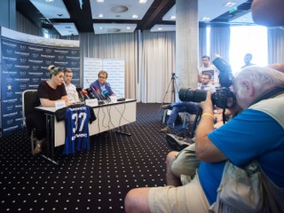 Milan Škriniar (v strede) počas tlačovej konferencie.