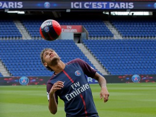 Neymar je v Paríži. Správa sa francúzskou metropolou šírila, akoby ožil Napoleon