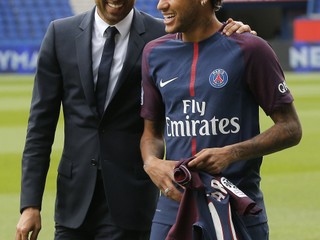 Neymar (vpravo) a šéf PSG Nasser Al-Khelaifi.