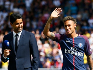 Šéf PSG Nasser Al-Khelaifi (vľavo) pri predstavovaní Neymara.