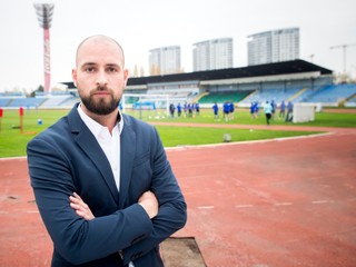 Ivan Kmotrík ml. skončil na polícii, SBS-kára mal udrieť pohárom