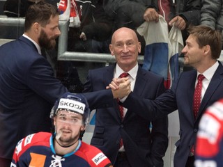 Uprostred tréner tímu Craig Ramsay a jeho asistenti Michal Handzuš (vľavo) a Vladimír Országh. 