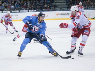 Patrik Lamper (v modrom) v súboji so slovenským obrancom v službách Jekaterinburgu Michalom Čajkovským.