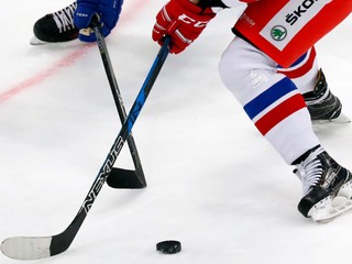 Českí hokejisti na MS ohrozovali technika, ktorý upevňoval bránu