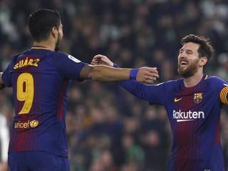 Lionel Messi (vpravo) a Luis Suárez sa radujú po jednom z gólov.