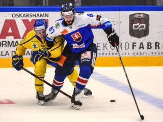 Patrik Svitana v súboji so švédskym protihráčom.