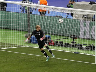Loris Karius dostáva tretí gól po strele Garetha Balea.