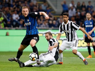 Milan Škriniar v súboji s Juventusom.