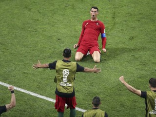Ronaldo si frajersky vyhrnul trenírky, privrel oči a senzačne trafil