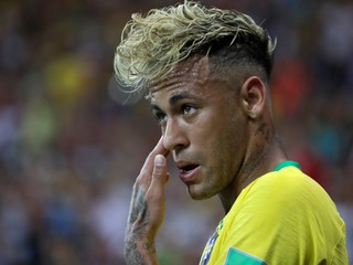 Neymar tápe v nezmyselných kľučkách. Prečo sa favoritom nedarí