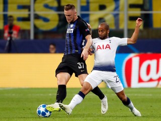 Milan Škriniar (vľavo) v súboji s Lucasom s Tottenhamu. 