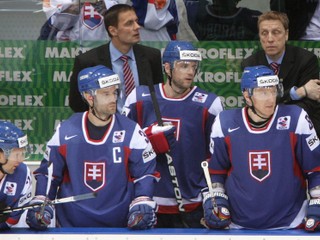 Glen Hanlon (vpravo hore) ešte ako tréner Slovenska. Pod ním sprava Marián Hossa, Marián Gáborík a Pavol Demitra.