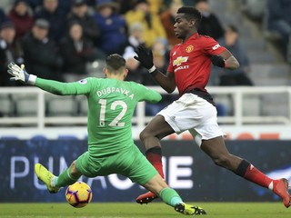 Paul Pogba a Martin Dúbravka v zápase Newcastle - Manchester United - ilustračná fotografia.