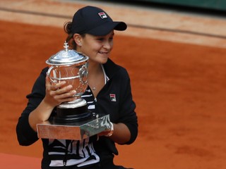 Ashleigh Bartyová s trofejou pre víťazku Roland Garros 2019.