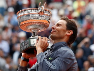 Rafael Nadal s trofejou pre víťaza Roland Garros.