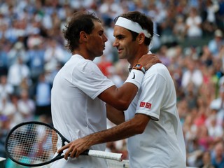 Roger Federer a Rafael nadal sa objímajú po skončení semifinále Wimbledonu 2019.