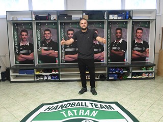 Manažér Miroslav Benický v novej šatni.