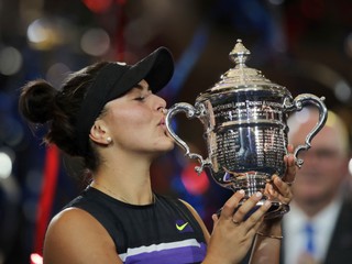 Bianca Andreescuová s trofejou po výhre vo finále US Open 2019.