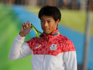 Takuja Haneda s bronzovou medailou na olympiáde v Rio de Janeiro.