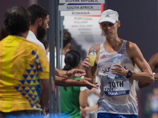 Matej Tóth počas MS v atletike 2019, nápoje mu podáva tréner Matej Spišiak.
