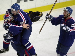 Ľubomír Hurtaj (vpravo) sa teší so spoluhráčmi po výhre nad Fínskom v semifinále MS v hokeji 2000.