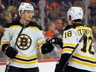 Peter Cehlárik (vľavo) ešte v drese Boston Bruins.