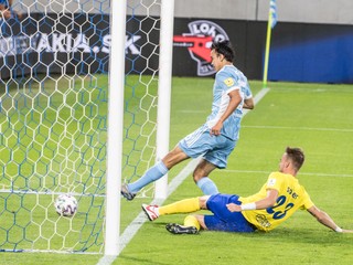 Slovan opäť strelil päť gólov, Žilina nečakane prehrala s Nitrou