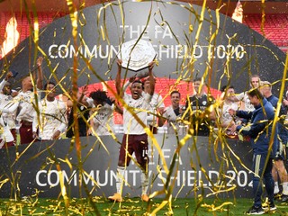 Radosť futbalistov Arsenalu Londýn z triumfu v Community Shield.