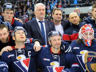 Miloš Říha a jeho zverenci v roku 2016, keď si zahrali play off KHL. Na fotografii je aj Višňovský, Surový, Skalický či Starosta.