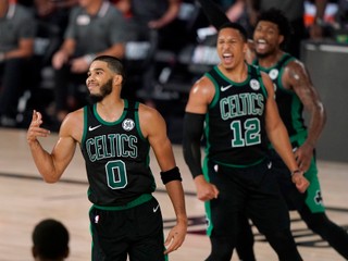 Jayson Tatum (vľavo) a Grant Williams z Boston Celtics.