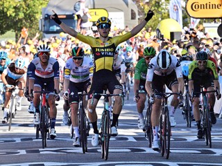 Wout van Aert sa teší z víťazstva v 5. etape Tour de France 2020.