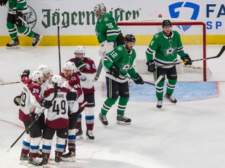 Radosť hokejistov Colorado Avalanche po strelenom góle.