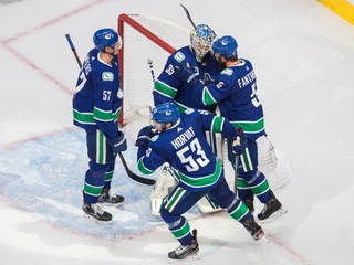 Hráči Vancouveru ďakujú svojmu brankárovi.