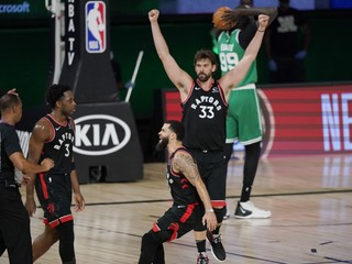 Basketbalisti Toronta po víťazstve.
