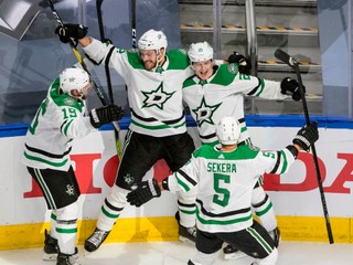 Blake Comeau, Jamie Oleksiak, Joel Kiviranta a Andrej Sekera po víťaznom góle Dallas Stars.