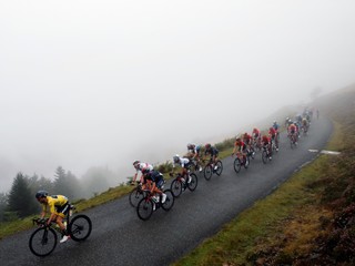 Cyklisti v náročných podmienkach počas 9. etapy na Tour de France 2020.